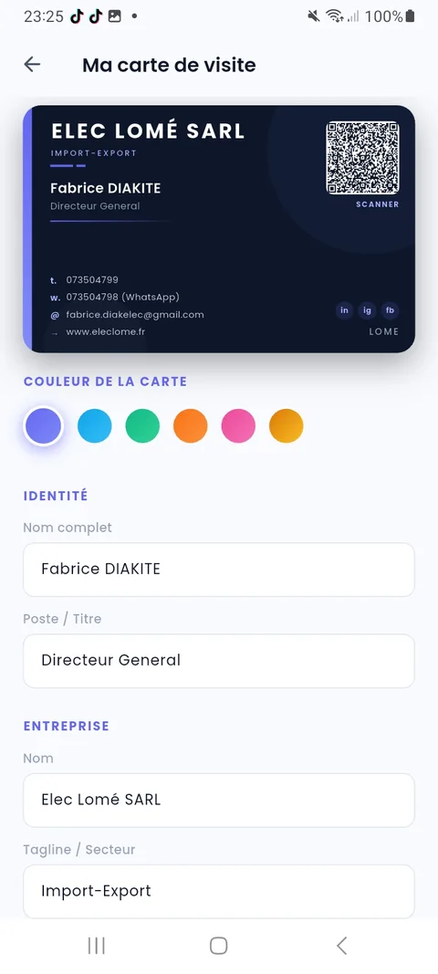 Écran de création de la carte de visite numérique avec aperçu en direct et QR code.